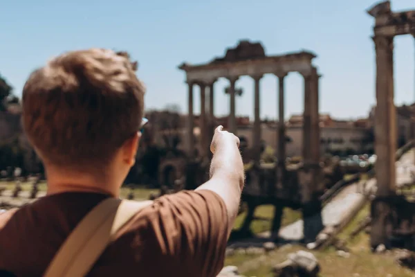 Onnellinen Mies Turisti Seisoo Lähellä Forum Romanum Vanhat Rauniot Rooman — kuvapankkivalokuva
