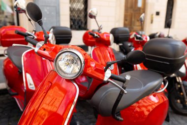 Geleneksel caddede klasik İtalyan moto 'su. Eski şehrin kaldırımında bir motosiklet.