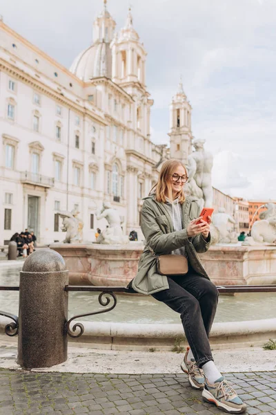 Uma Mulher Loira Feliz Turista Está Famosa Piazza Navona Roma — Fotografia de Stock