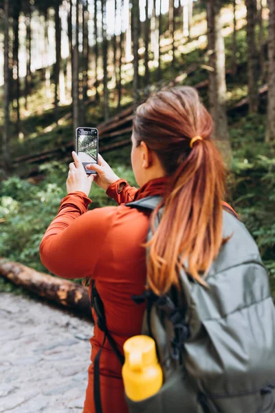 Žena Používá Telefon Focení Pozadí Lesa Koncept Cestování Touhy Úžasný — Stock fotografie