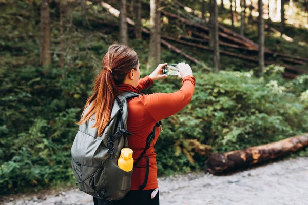 Mujer Usa Teléfono Para Tomar Fotos Sobre Fondo Del Bosque — Foto de Stock
