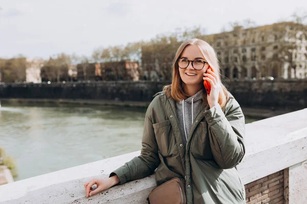 Beautiful Smiling Female Talking Phone Standing Outdoors Phone Communication Happy — Stock fotografie