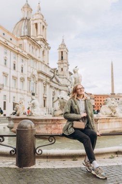 Roma, İtalya 'daki ünlü Piazza Navona' nın önünde mutlu bir sarışın kadın turist duruyor. Seyahat eden ünlü simgeler kavramı.