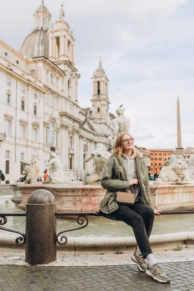 Μια Χαρούμενη Ξανθιά Τουρίστρια Στέκεται Στην Διάσημη Piazza Navona Στη — Φωτογραφία Αρχείου