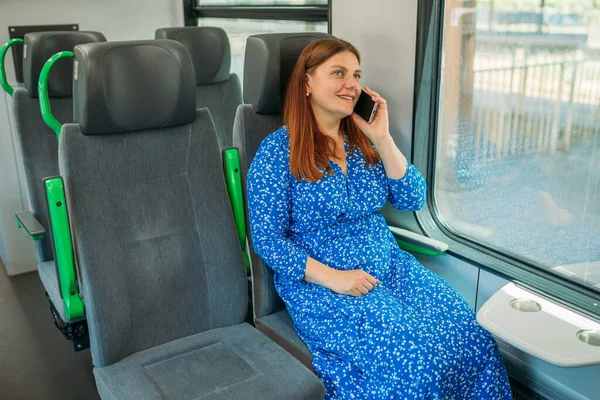 Mujer Pelirroja Feliz Hablando Teléfono Móvil Sentado Tren Moderno Concepto — Foto de Stock