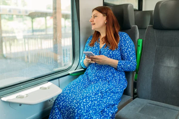 Mujer Joven Con Smartphone Viajando Sentado Tren Mujeres Felices Usando — Foto de Stock
