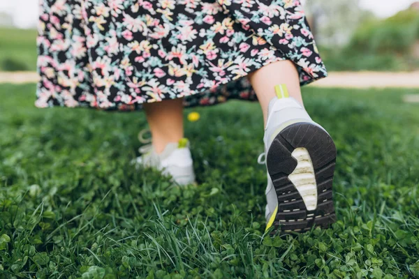 Женщина Ходит Траве Спортивная Обувь Кроссовки Зеленой Траве Летний Весенний — стоковое фото