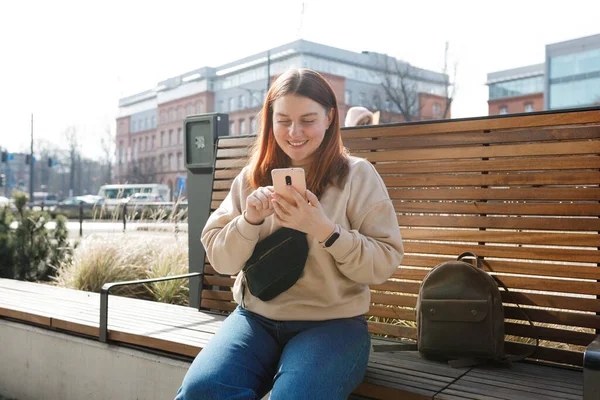 Hermosa Estudiante Sonriente Utilizando Teléfono Inteligente Aire Libre Feliz Alegre — Foto de Stock