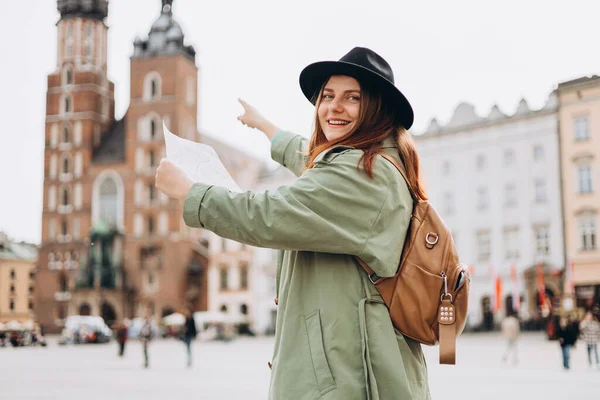 Çekici Bayan Turist Yeni Şehri Keşfediyor Kızıl Saçlı Kadın Krakow — Stok fotoğraf