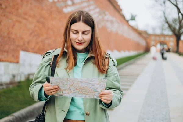 Caddede Elinde Haritayla Gülümseyen Mutlu Kızıl Saçlı Kadın Çekici Genç — Stok fotoğraf