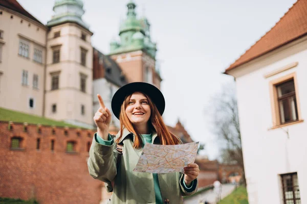 Mujer Pelirroja Feliz Sonriendo Confiado Sosteniendo Mapa Ciudad Calle Atractiva — Foto de Stock