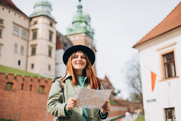 Ευτυχισμένη Κοκκινομάλλα Γυναίκα Χαμογελά Αυτοπεποίθηση Κρατώντας Χάρτη Της Πόλης Στο — Φωτογραφία Αρχείου