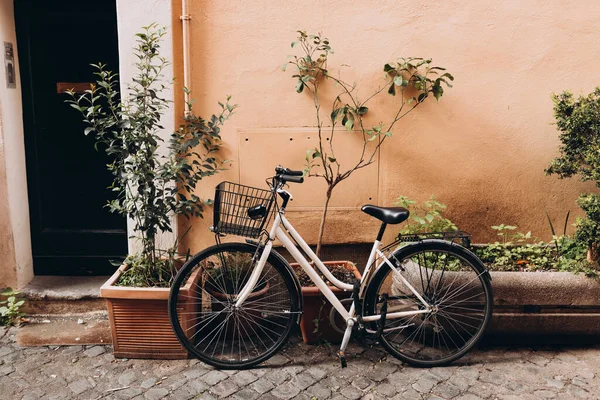 Bicicleta Estacionada Calle Roma Italia Bicicleta Vieja Contra Pared Naranja —  Fotos de Stock