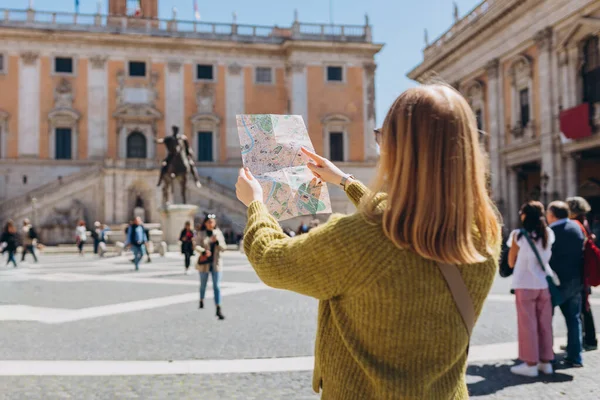 Mujer Rubia Con Mapa Papel Está Caminando Día Soleado Piazza — Foto de Stock
