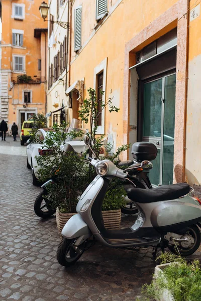 Estacionamiento Scooter Italiano Edificio Antiguo Roma Fondo Viaje — Foto de Stock