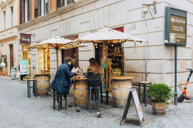Roma, İtalya - 07 Nisan 2022, Roma şehir merkezinde büyüleyici bir restoran terasında turistler