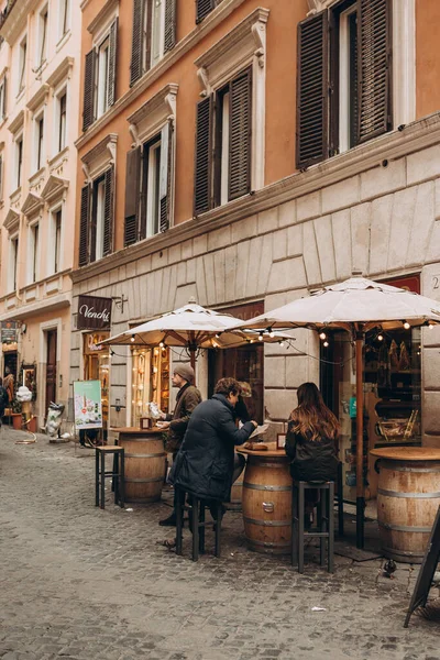 Roma Italia Abril 2022 Los Turistas Una Encantadora Terraza Restaurante — Foto de Stock