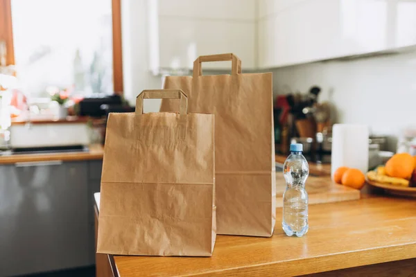 Lebensmittel Basteltaschen Auf Dem Tisch Sonnigen Tagen Lieferung Bei Jedem — Stockfoto