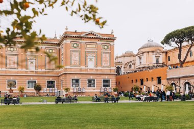 VATICAN - Nisan 06, 2022, Vatikan Müzeleri ve Leonardo da Vinci 'nin Pinacotheca sanat galerisi ve Square Garden