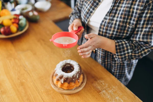 Счастливая Рыжая Женщина Делает Домашний Торт Легким Рецептом Посыпать Сахарной — стоковое фото
