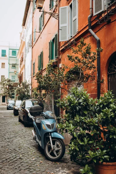 Italský Skútr Auta Parkování Staré Budovy Římě Cestování Pozadí Typická — Stock fotografie