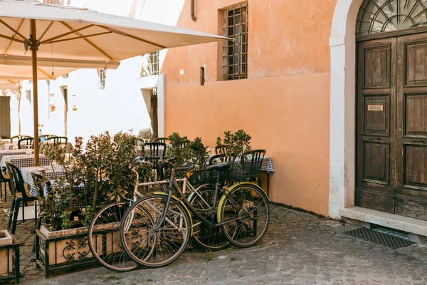 Bicicletas Estacionadas Rua Roma Itália Bicicleta Velha Contra Parede Laranja — Fotografia de Stock