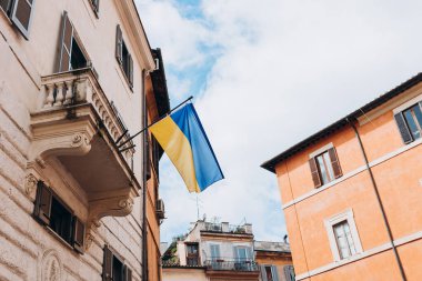 Rüzgarda dalgalanan Ukrayna bayrağı. Ukrayna bayrağı. İtalya savaş sırasında Ukrayna ulusuyla dayanışma içinde, Rusya işgali.