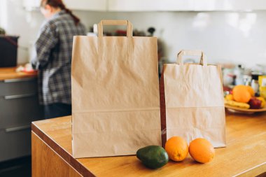 Güneşli bir günde yemek torbaları masanın üstünde. Saat başı hava koşullarında müşteriye teslim edilecek. Fast food ekolojik paketleme ve büyük bir kahvaltı.