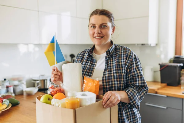 Женщина Волонтер Держит Коробку Продуктами Домашнем Кухонном Фоне Коробка Едой — стоковое фото