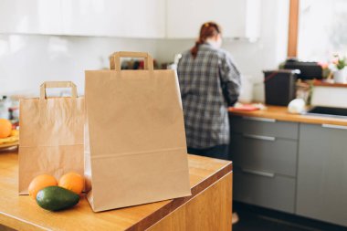 Güneşli bir günde yemek torbaları masanın üstünde. Saat başı hava koşullarında müşteriye teslim edilecek. Fast food ekolojik paketleme ve büyük bir kahvaltı.