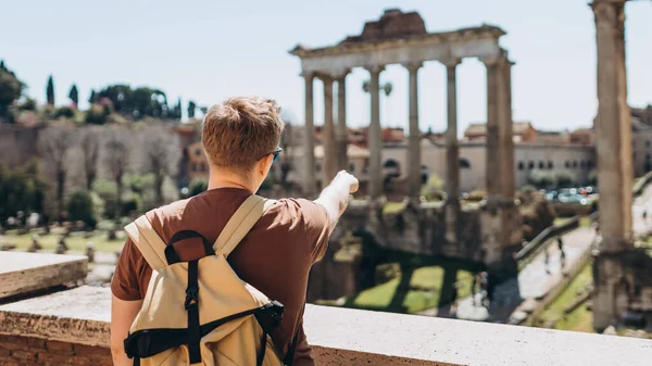 Mladý Muž Turista Odpočívá Římském Fóru Historické Císařské Foro Romano — Stock fotografie