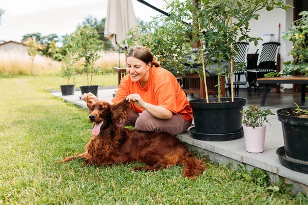 Jovem Alegre Feliz Brincando Com Seu Cachorro Quintal Casa Verão — Fotografia de Stock