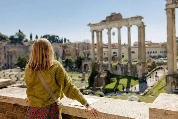 Счастливая Туристка Стоит Возле Римского Форума Старых Руин Центре Рима — стоковое фото