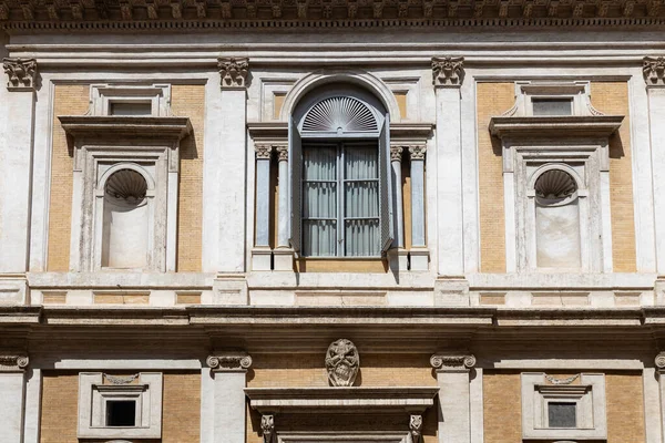 Úzký Pohled Fasádu Tradiční Budovy Římě Itálie — Stock fotografie