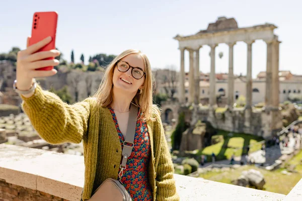Genç Kadın Roma Forumu Nun Yakınında Selfie Çekiyor Roma Talya — Stok fotoğraf