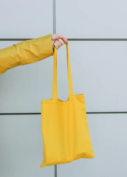 Modelo Segurar Saco Tote Tecido Amarelo Branco Para Economizar Ambiente — Fotografia de Stock