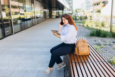 Üzgün genç bir kadın telefonda hayal kırıklığına uğramış konuşuyor. Kötü haberleri duyuyor, kötü düşünceli bir kız konuşuyor. Hoş olmayan akıllı telefon konuşmaları yapıyor..