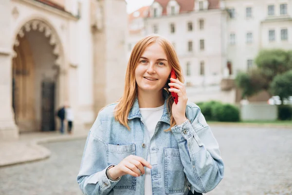 Krásná Usměvavá Žena Mluví Telefonu Stojí Venku Telefonní Spojení Šťastná — Stock fotografie