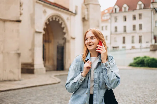 Beautiful Smiling Female Talking Phone Standing Outdoors Phone Communication Happy — Stok fotoğraf