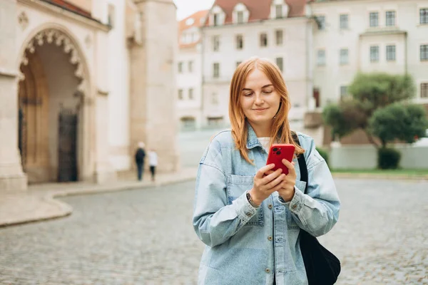 Pozitivní Žena Turista Oblečený Ležérní Vzhled Drží Smartphone Gadget Ruce — Stock fotografie