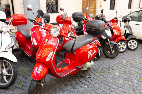 Roma, İtalya, 04 07 2022 - İtalyan mobiletleri Vespa Roma 'da