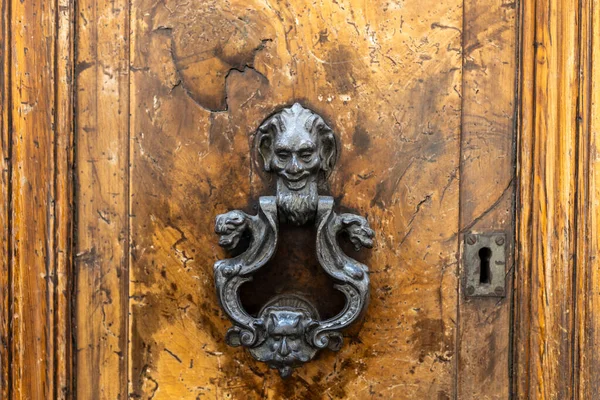 老式木门上的老式钥匙孔 门用的古董装饰品 — 图库照片