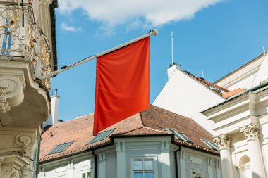 Mavi gökyüzünde dalgalanan kırmızı bayrak