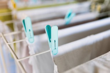 Temiz çamaşırlar kuru askının içinde duruyor, temiz çamaşırlar kuru askının üzerinde kurulanıyor.