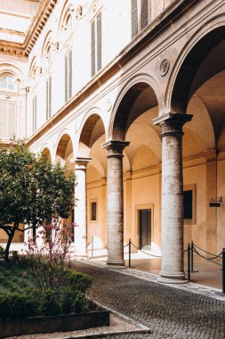 Via del Corso, 305, Roma, İtalya'daki Doria Pamphili Galerisi'nde ağaçlar ve çeşme ile bakımlı yeşil bir avlu