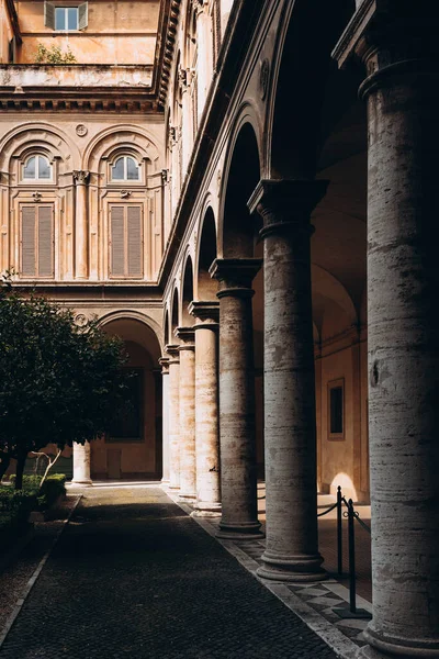 Via del Corso, 305, Roma, İtalya'daki Doria Pamphili Galerisi'nde ağaçlar ve çeşme ile bakımlı yeşil bir avlu