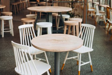 Fotokopi alanı olan boş kahve masası.