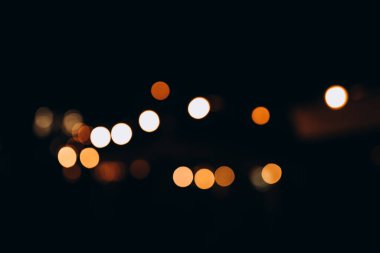 Gece vakti dekoratif dış mekan sicim ışıkları, Odaklanamayan Arkaplan, Gece Şehir Arkaplanı, Bokeh toplarıyla parti zamanı