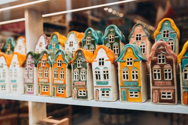 Gdansk, Polonya 30.10.2022 Renkli seramik evler, vitrindeki ünlü hatıra minyatürü