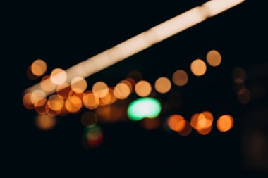 Gece vakti dekoratif dış mekan sicim ışıkları, Odaklanamayan Arkaplan, Gece Şehir Arkaplanı, Bokeh toplarıyla parti zamanı